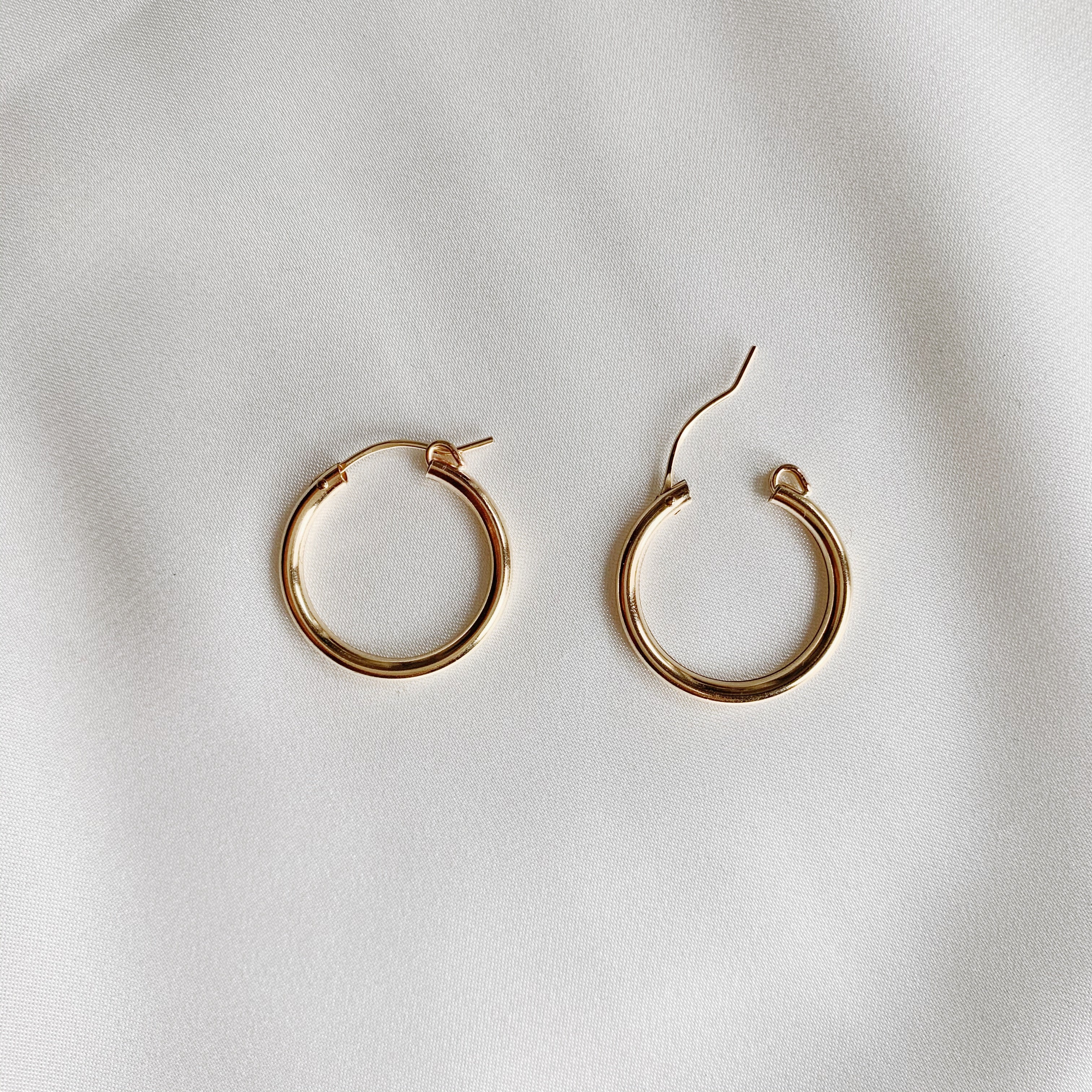 Anya Hinged Hoop Earrings (22MM)